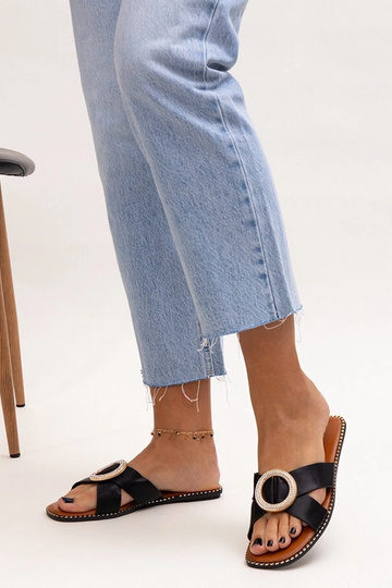 Chinelo preto decorado com fivela de zircônia Salimba