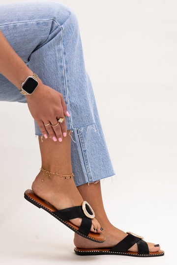 Chinelo preto decorado com fivela de zircônia Salimba 2
