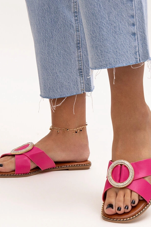 Chinelo rosa decorado com fivela de... Chinelo rosa decorado com fivela de...