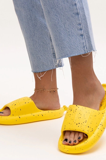Chinelo amarelo com tira larga Hekssa
