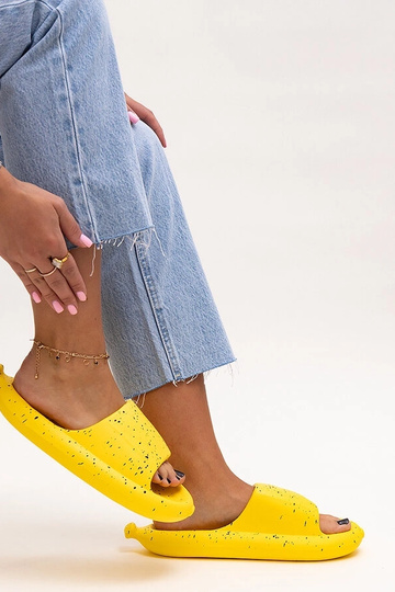 Chinelo amarelo com tira... 2