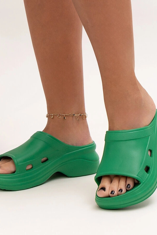 Chinelo verde com sola grossa Elina