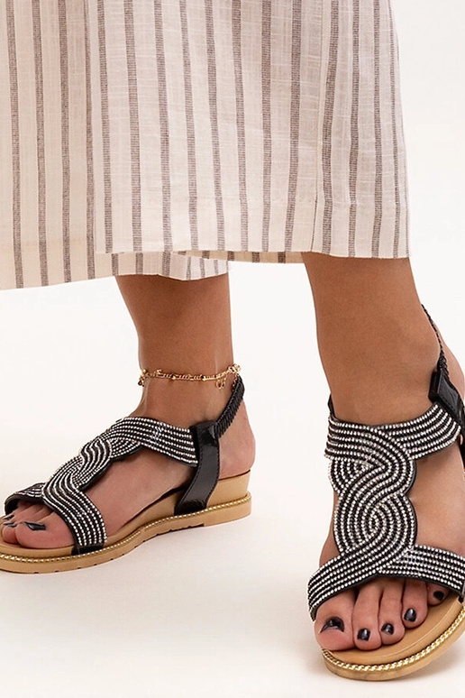 Sandálias pretas decoradas com...