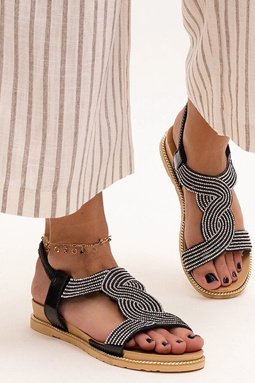 Sandálias pretas decoradas... 2