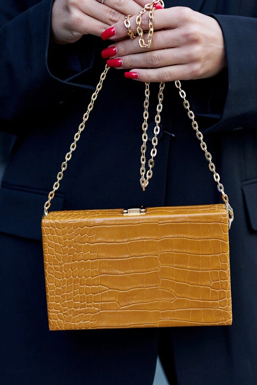 Bolsa amarela tipo baú com corrente...