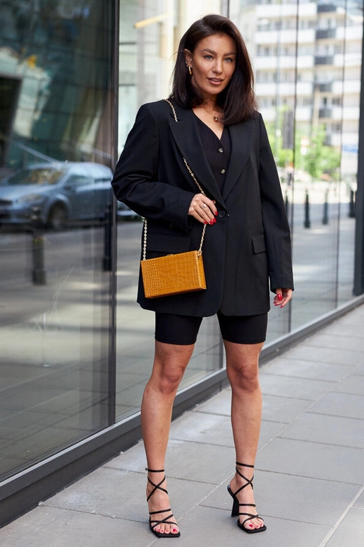 Bolsa amarela tipo baú com corrente...