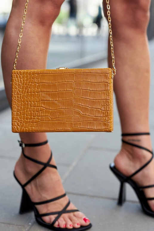 Bolsa amarela tipo baú com corrente...