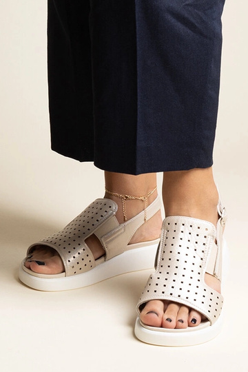 Sandálias douradas com...