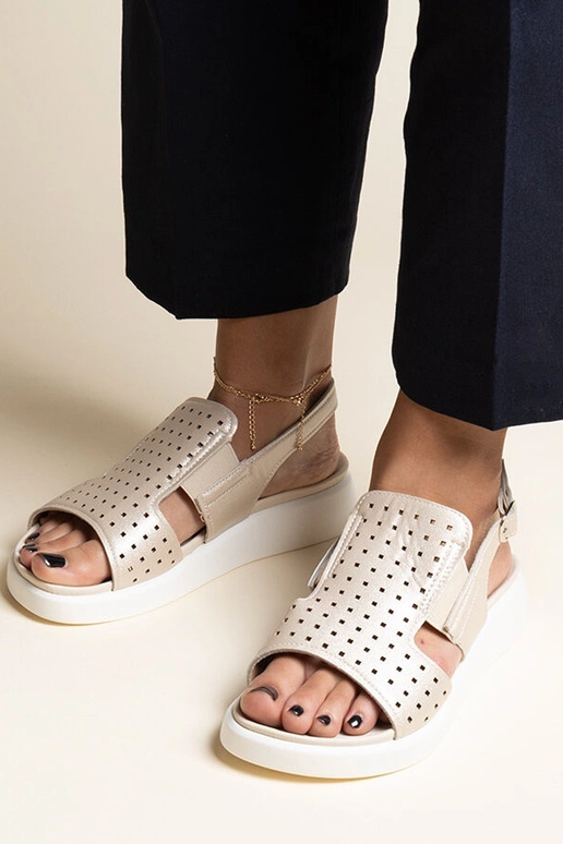 Sandálias douradas com cabedal vazado...