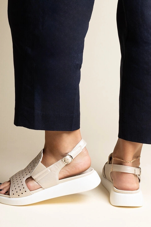 Sandálias douradas com cabedal vazado...