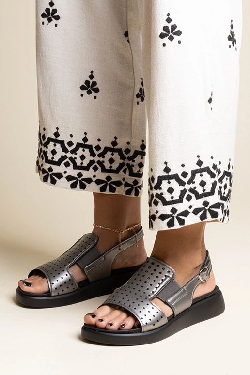 Sandálias grafite com cabedal vazado...