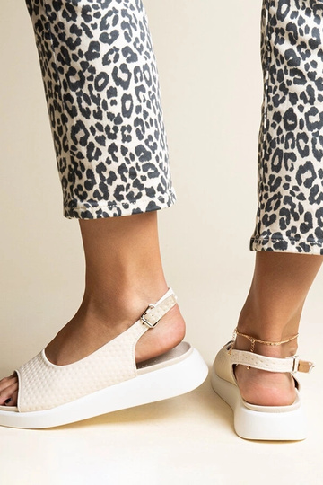 Sandálias bege com sola...