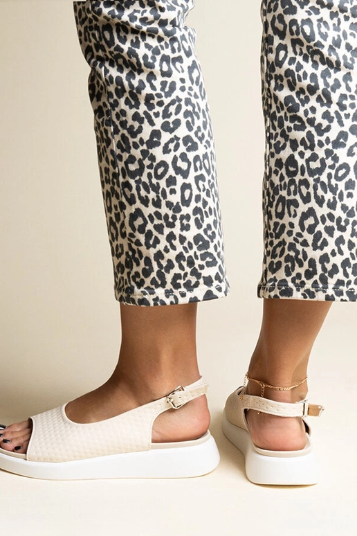 Sandálias bege com sola mais grossa...