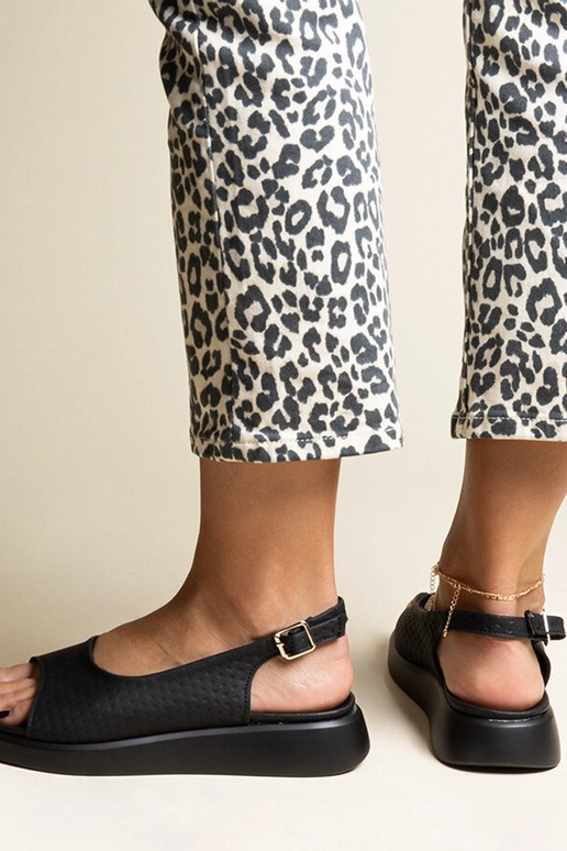 Sandália preta com sola mais grossa...