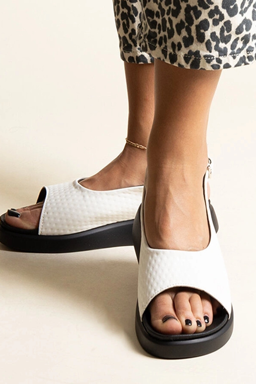 Sandálias brancas com sola mais...