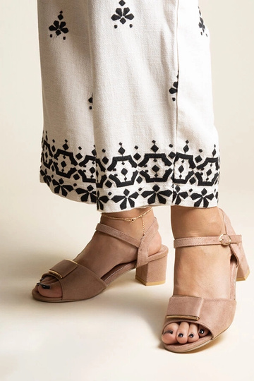 Sandálias de salto baixo...