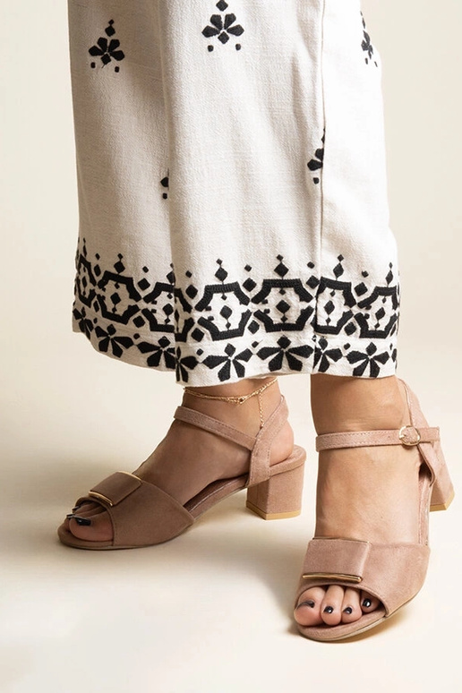 Sandálias de salto baixo bege escuro...