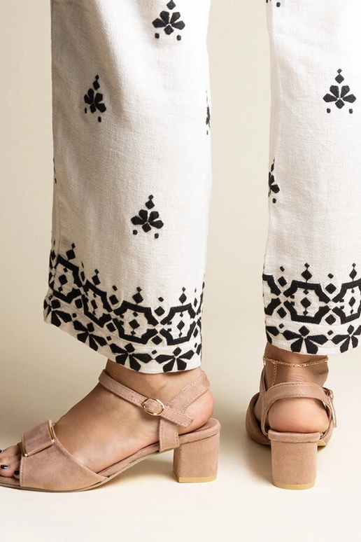 Sandálias de salto baixo bege escuro...