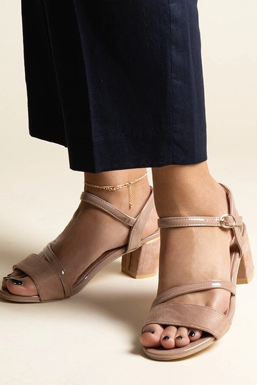 Sandálias bege escuro com combinação...