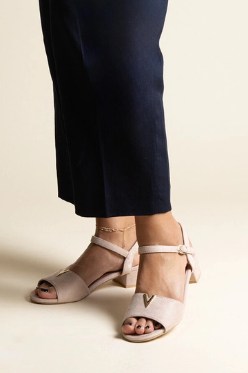 Sandália bege salto baixo...