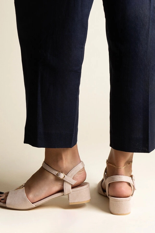 Sandália bege salto baixo com fivela...