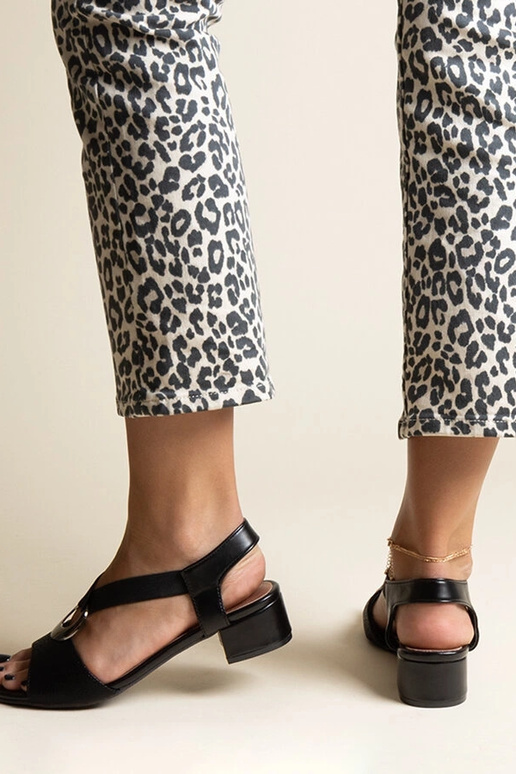 Sandálias Jorga pretas de salto baixo