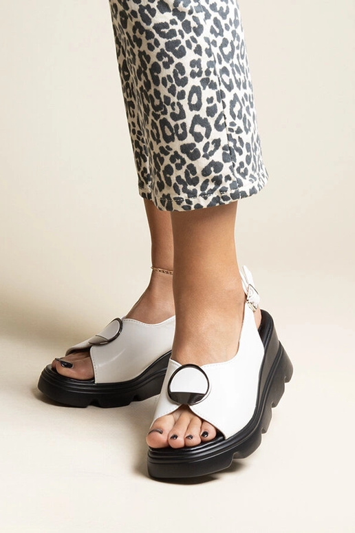 Sandálias Bayley White Buckle Wedge