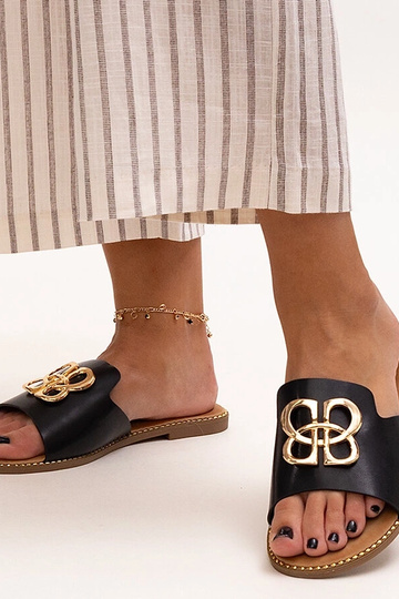 Chinelos pretos decorados com fivela Perkin