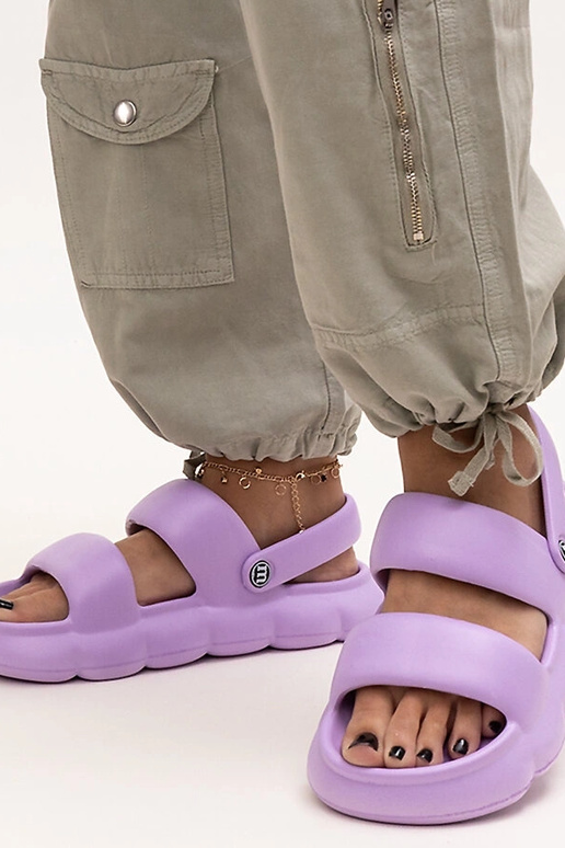 Sandália leve de espuma em cor sólida...