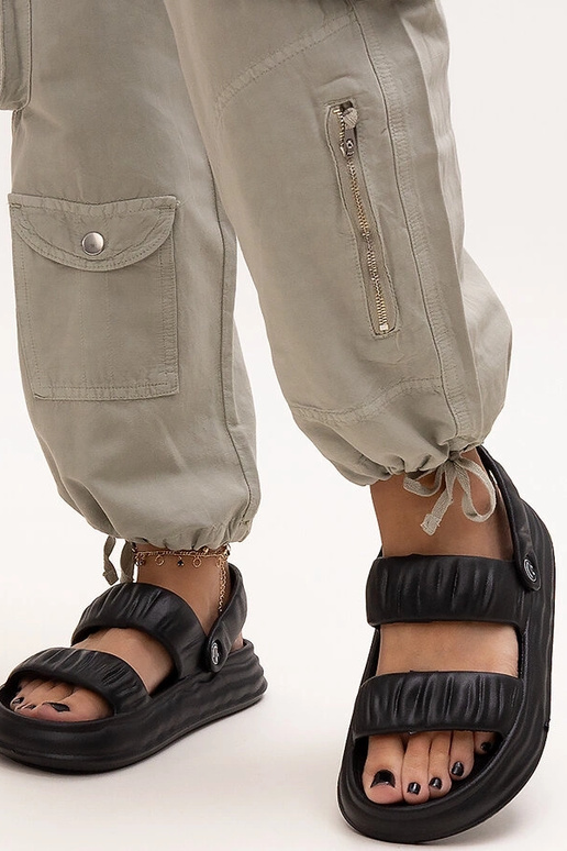 Sandália preta de espuma com franzido...