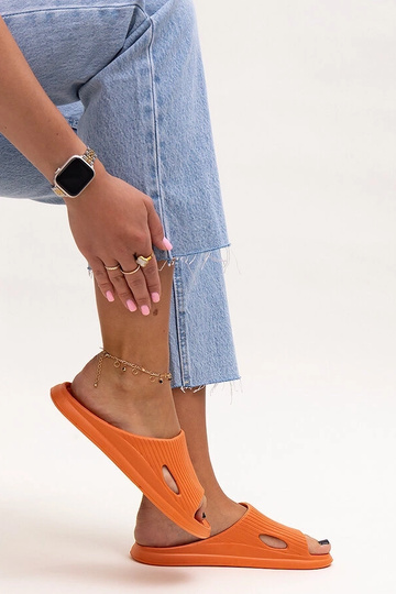Pantufas de espuma laranja...