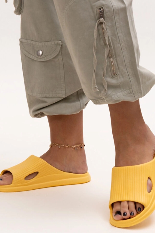 Pantufas de espuma de mirtilo amarelo Pantufas de espuma de mirtilo amarelo