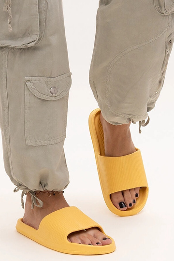 Chinelos de espuma amarelo menta