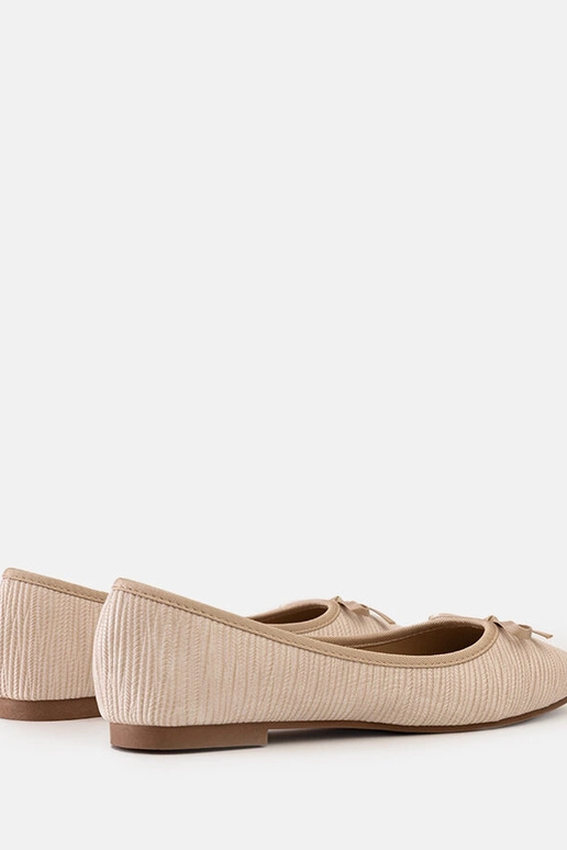 Bailarinas bege com laço e palmilha...