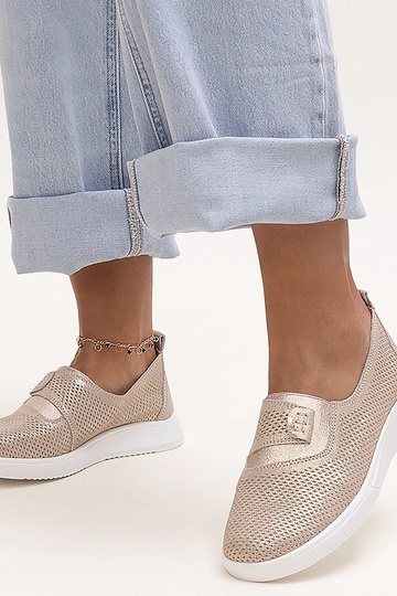 Tênis de couro perfurado...