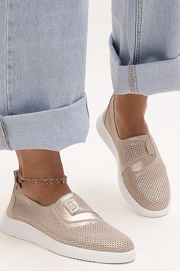 Tênis de couro perfurado... 2