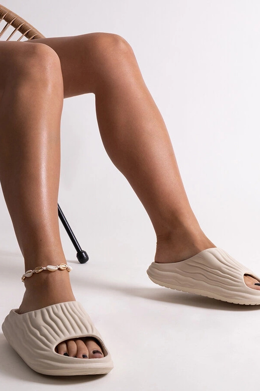 Chinelo Miniya bege com babados Chinelo Miniya bege com babados