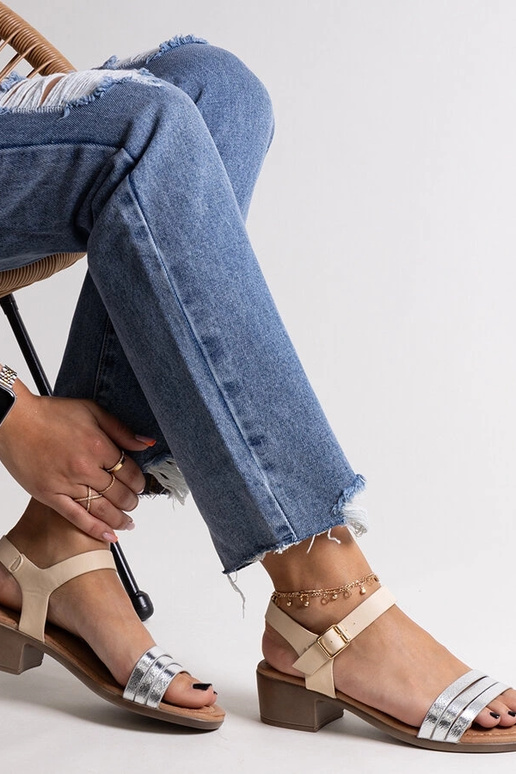 Sandálias de salto baixo prateadas...