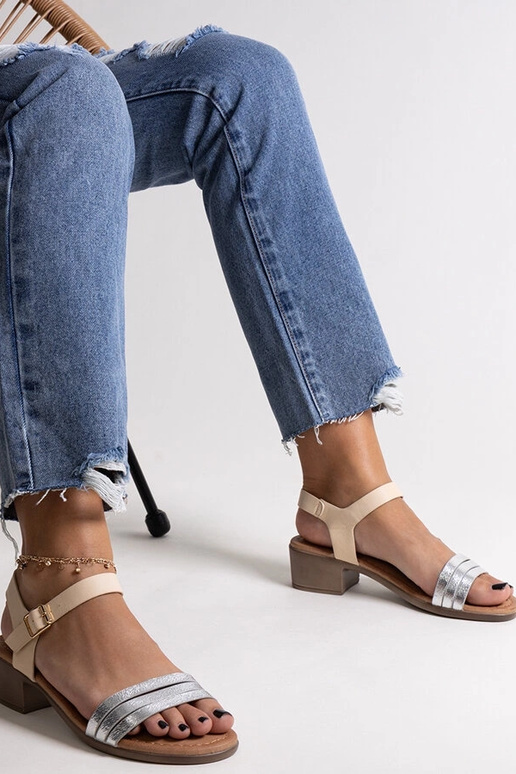 Sandálias de salto baixo prateadas...