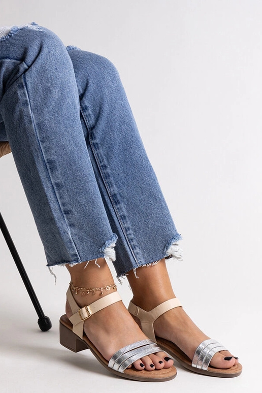 Sandálias de salto baixo prateadas...