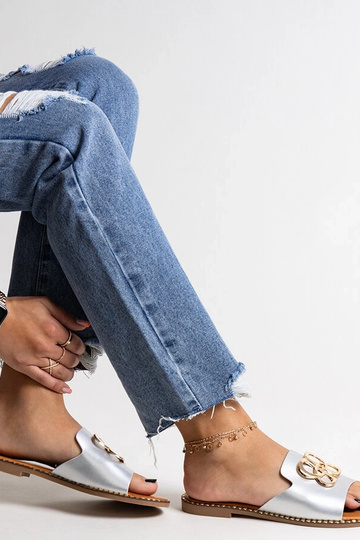 Chinelo prateado com fivela decorativa Safi