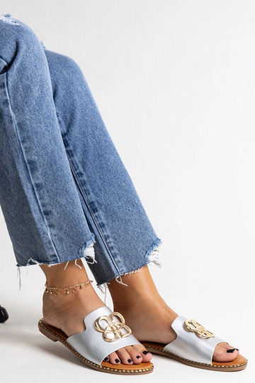 Chinelo prateado com fivela decorativa Safi 2