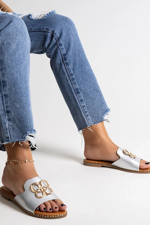 Chinelo prateado com fivela... Chinelo prateado com fivela...