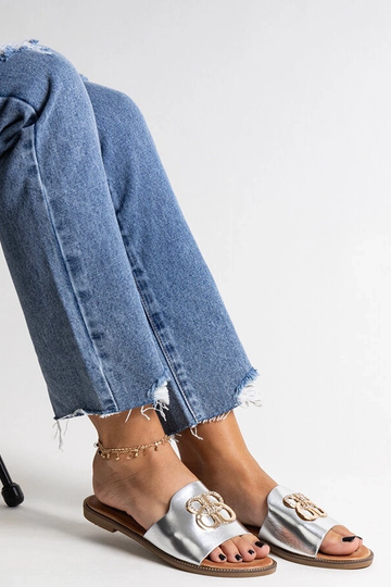 Chinelo prateado com fivela decorativa Bera 2