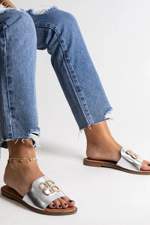Chinelo prateado com fivela... Chinelo prateado com fivela...