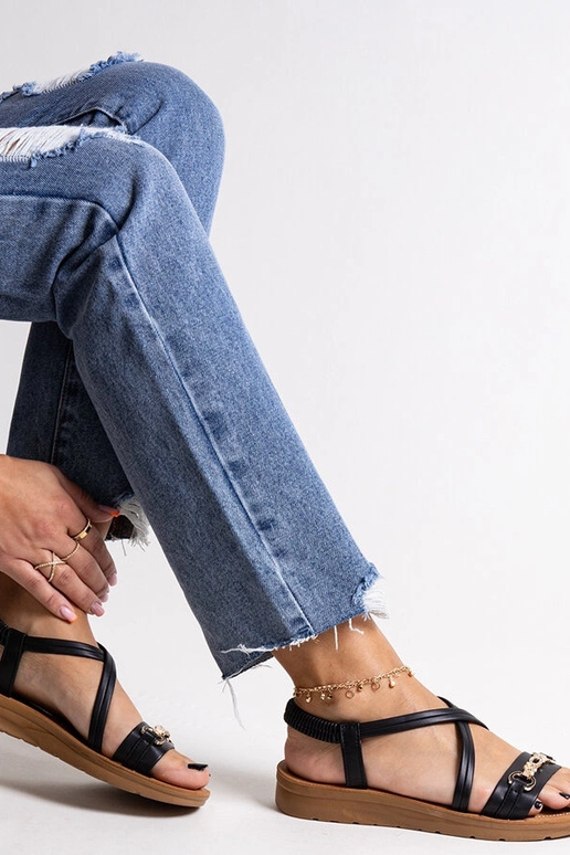 Sandália preta com fivela dourada...