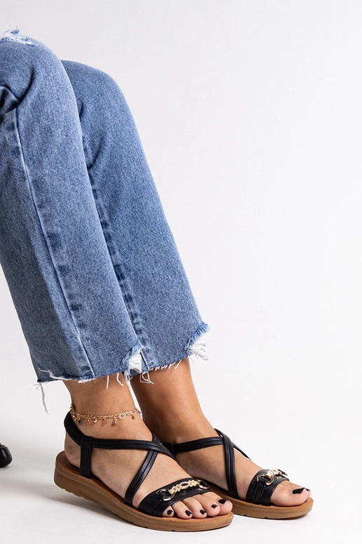 Sandália preta com fivela dourada...