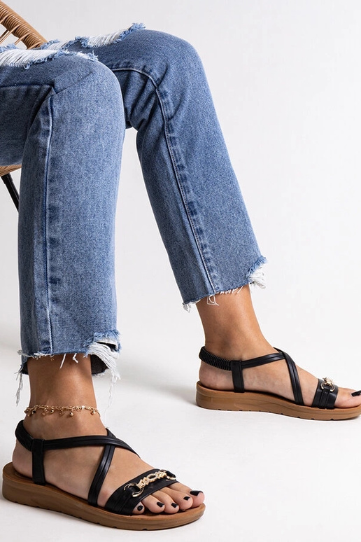 Sandália preta com fivela dourada...