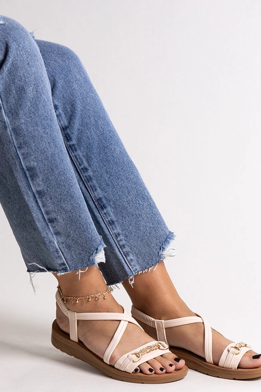 Sandália bege com fivela dourada...