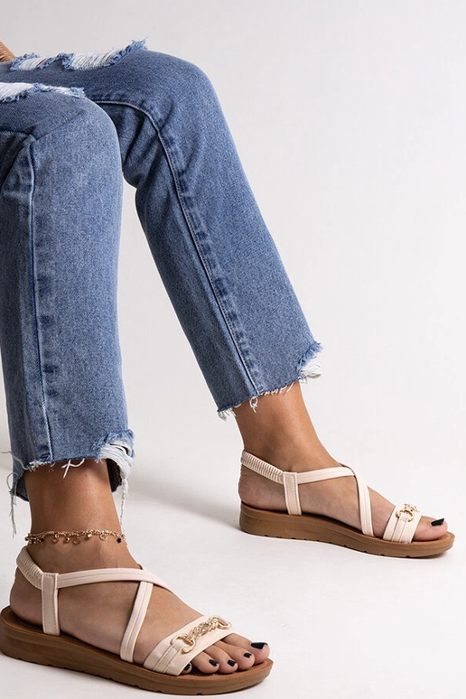 Sandália bege com fivela dourada...